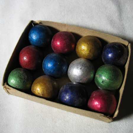 Alte Schachtel mit Tonmurmeln