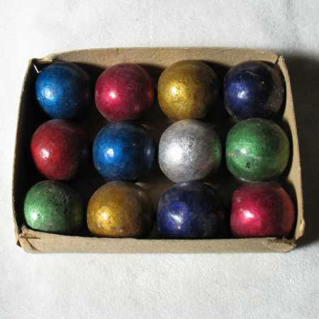 Alte Schachtel mit Tonmurmeln