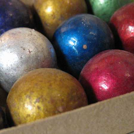 Alte Schachtel mit Tonmurmeln