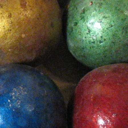 Alte Schachtel mit Tonmurmeln