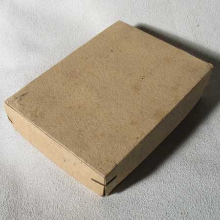 Alte Schachtel mit Tonmurmeln