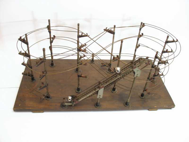 Gesamtansicht antike Kugelbahn