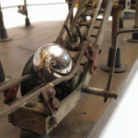 Detail antike Kugelbahn