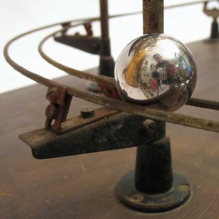 Detail antike Kugelbahn