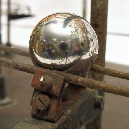 Detail antike Kugelbahn