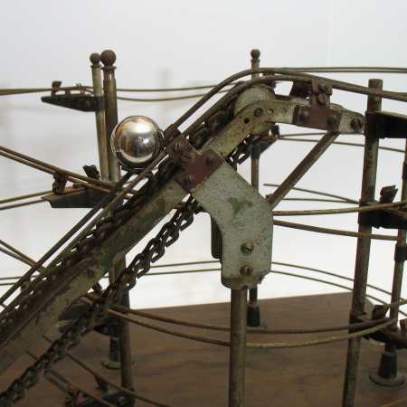 Detail antike Kugelbahn