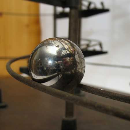 Detail antike Kugelbahn