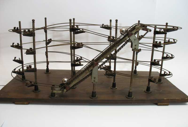 Gesamtansicht antike Kugelbahn