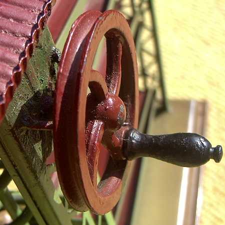 Ausschnitt einer Blech-Kugelbahn