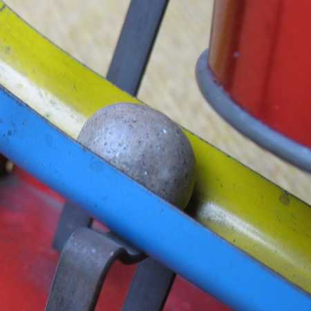 Ausschnitt einer Murmelabschussbahn