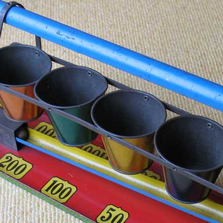 Ausschnitt einer Murmelabschussbahn