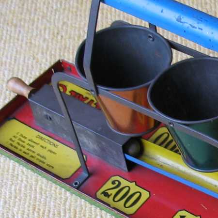 Ausschnitt einer Murmelabschussbahn