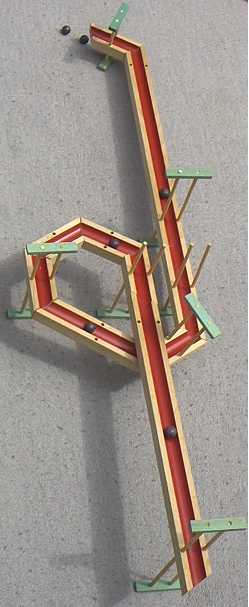 Gesamtansicht einer Korbuly-Kugelbahn