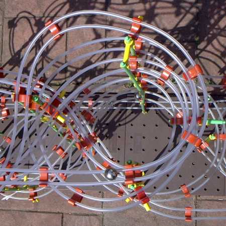 Ausschnitt einer Rolling-Ball-Kugelbahn