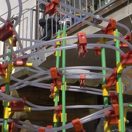 Ausschnitt einer Rolling-Ball-Kugelbahn