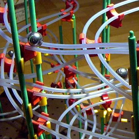 Ausschnitt einer Rolling-Ball-Kugelbahn