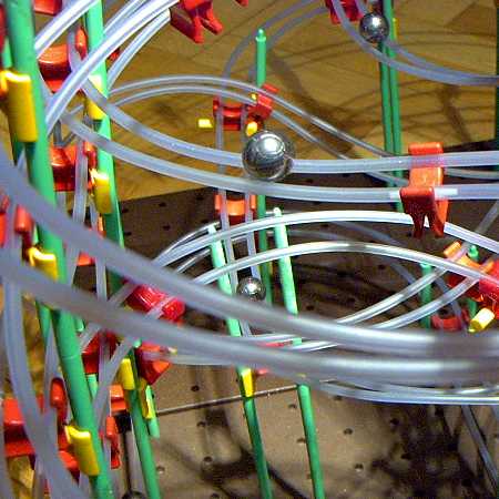 Ausschnitt einer Rolling-Ball-Kugelbahn