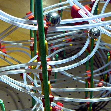 Ausschnitt einer Rolling-Ball-Kugelbahn