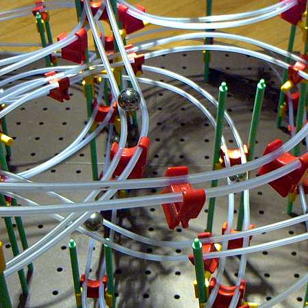 Ausschnitt einer Rolling-Ball-Kugelbahn