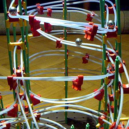 Ausschnitt einer Rolling-Ball-Kugelbahn