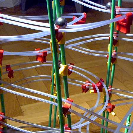 Ausschnitt einer Rolling-Ball-Kugelbahn