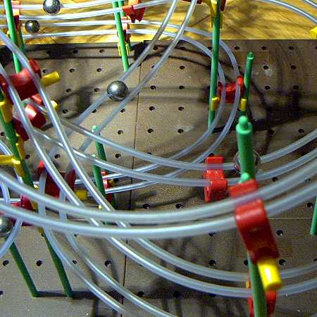 Ausschnitt einer Rolling-Ball-Kugelbahn