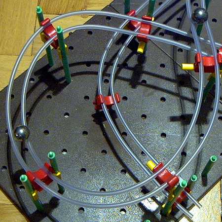 Ausschnitt einer Rolling-Ball-Kugelbahn