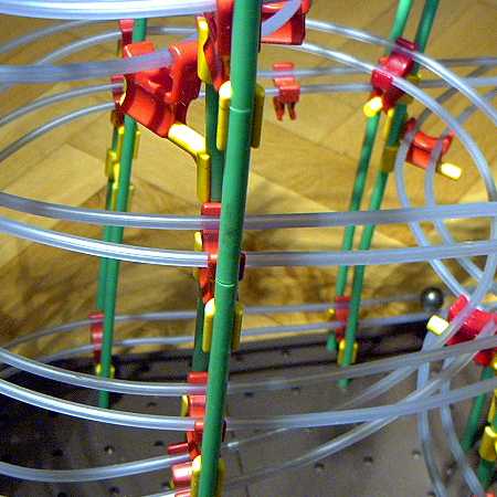 Ausschnitt einer Rolling-Ball-Kugelbahn