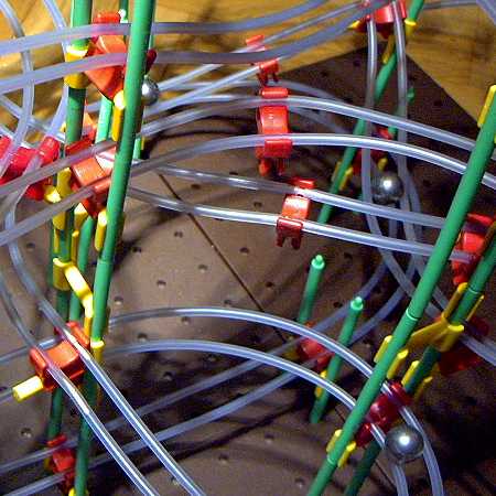 Ausschnitt einer Rolling-Ball-Kugelbahn