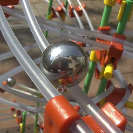 Ausschnitt einer Rolling-Ball-Kugelbahn