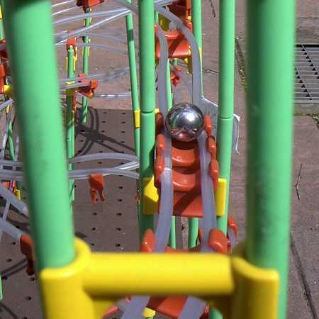 Ausschnitt einer Rolling-Ball-Kugelbahn