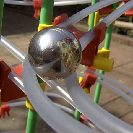 Ausschnitt einer Rolling-Ball-Kugelbahn