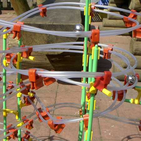 Ausschnitt einer Rolling-Ball-Kugelbahn