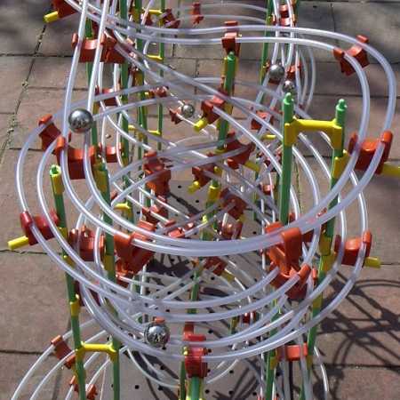 Ausschnitt einer Rolling-Ball-Kugelbahn