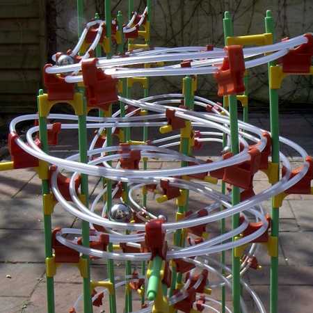 Ausschnitt einer Rolling-Ball-Kugelbahn