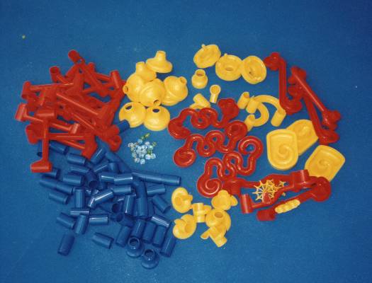 Einzelteile einer Plastikmurmelbahn